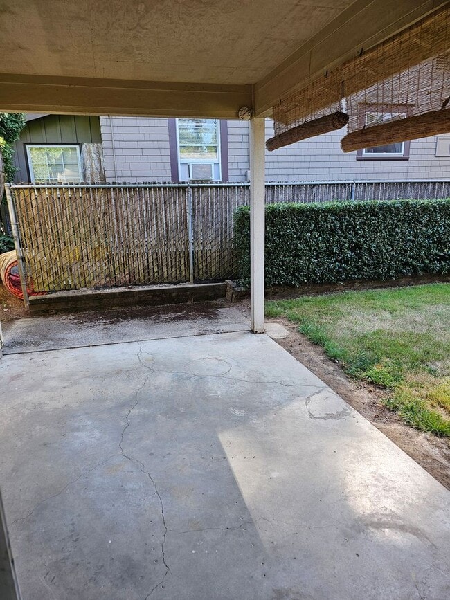 Building Photo - CLOSE IN SW PORTLAND RANCH 3/2 + 2 CAR GAR...