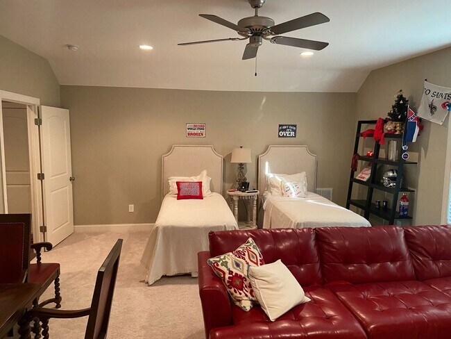 Building Photo - 4BR/4.5BA Furnished Townhome For Rent