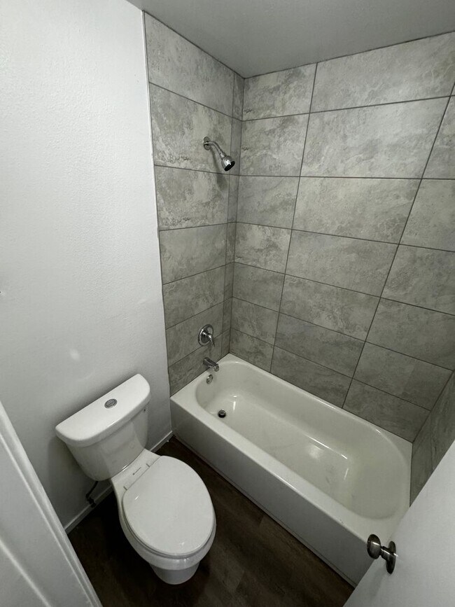 Building Photo - 3 BEDROOM 2 BATH, FIRST FLOOR UNIT