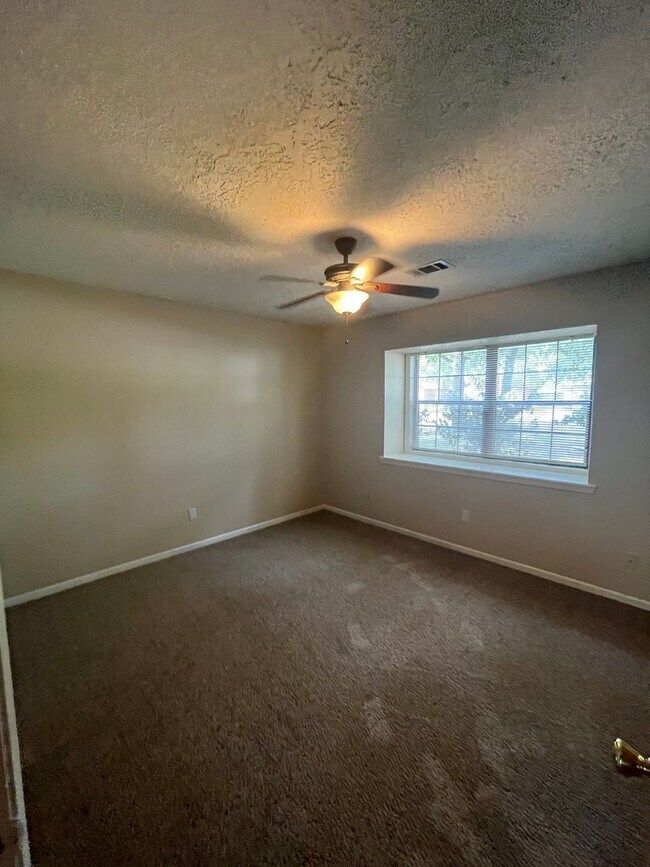 Building Photo - Great 3/2 House for Lease