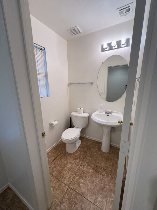 Building Photo - 3 bedroom 2 ba home in Gilbert!