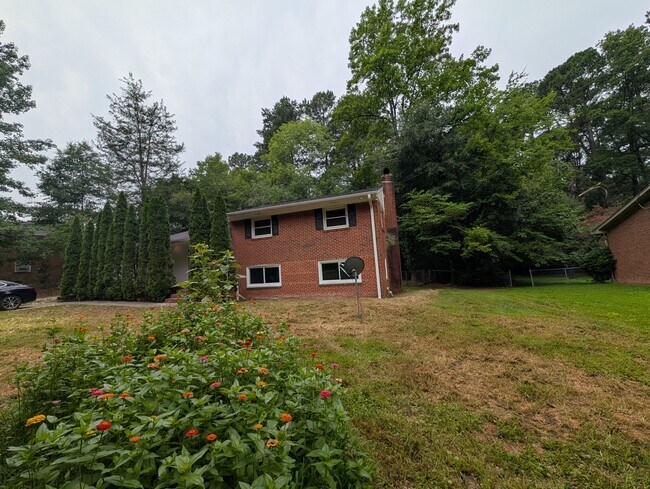 Building Photo - 514 Morreene Rd