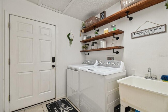 Building Photo - 5840 Mariposa Dr