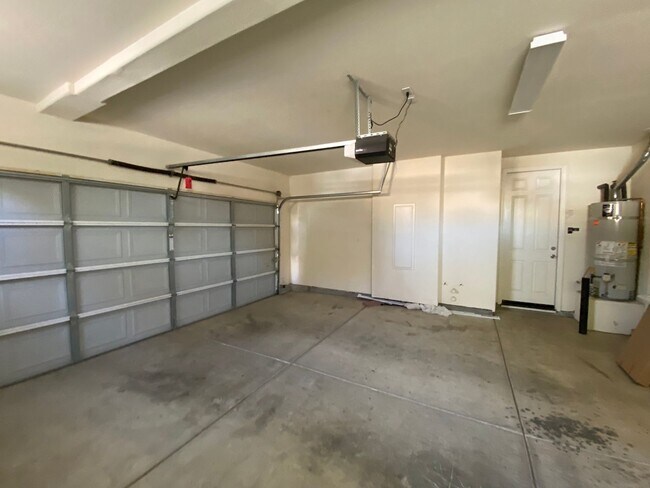 Building Photo - Elegant 2 story home in NW Visalia Coming ...