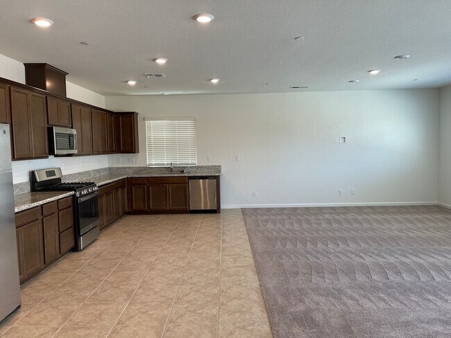Building Photo - Large Clean Executive 4 Bedroom, 2.5 Bathroom, 2000 Sqft. Home for Lease