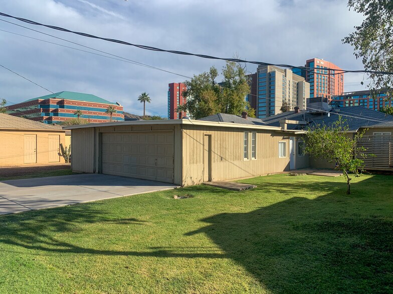 Building Photo - 832 S Maple Ave