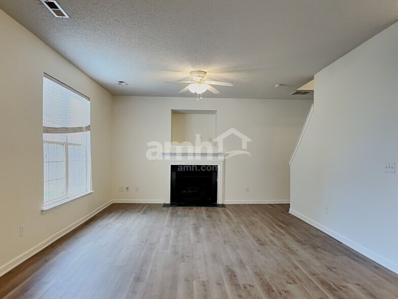 Building Photo - 6004 Glen Way Dr