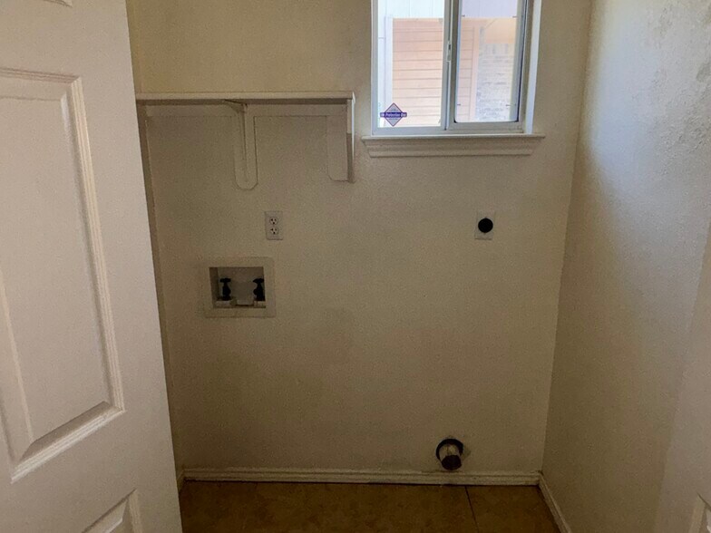 Building Photo - 2205 Garrett Dr