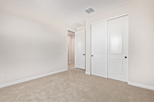 Building Photo - 4 Bedroom - Ready for you to Call It Home!!