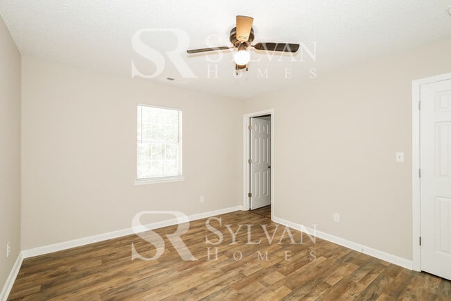 Building Photo - Cute, cozy and comfortable