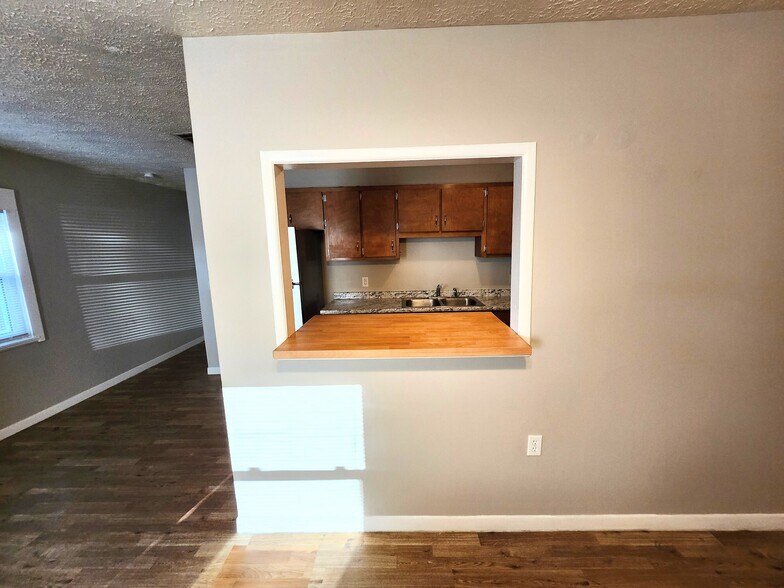 Building Photo - 5230 Beach Dr