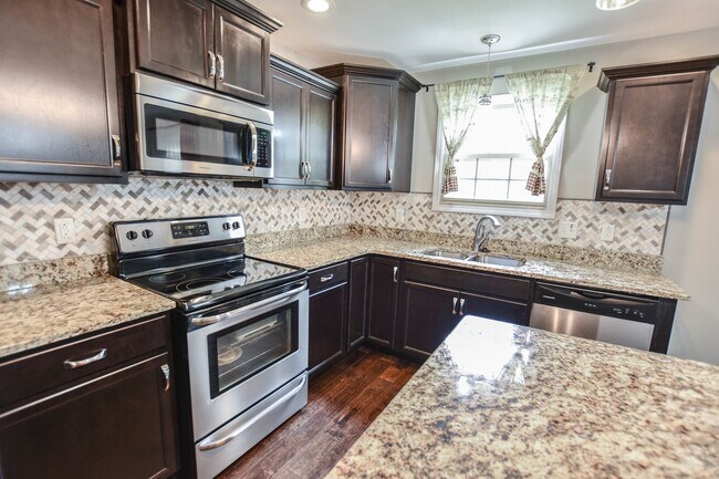 Building Photo - Pet Friendly in Woodlawn!
