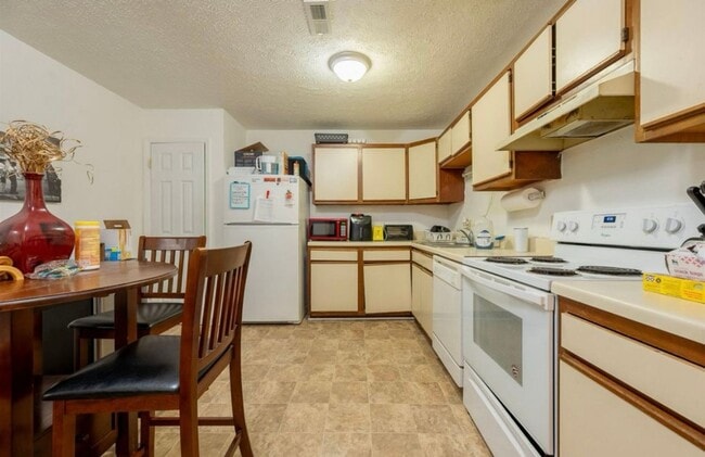Building Photo - Spacious Townhouse in Blacksburg, VA.