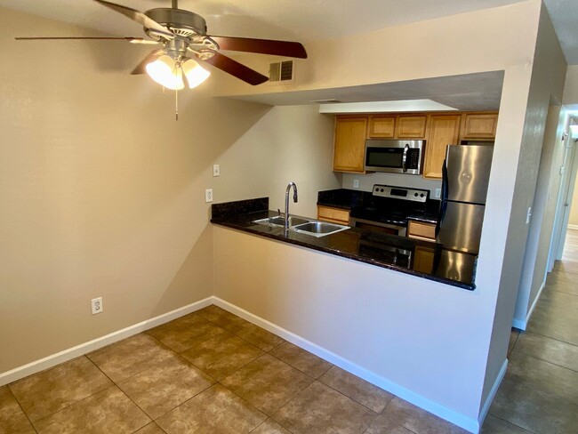 Building Photo - Phoenix 2 Bed 2 Bath Condo Near Airport an...