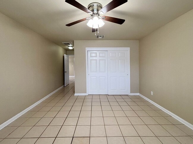 Building Photo - Charming 3 Bedroom 2 Bath Duplex Convenien...