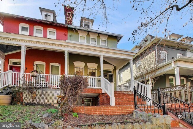 Building Photo - 1006 Otis Pl NW