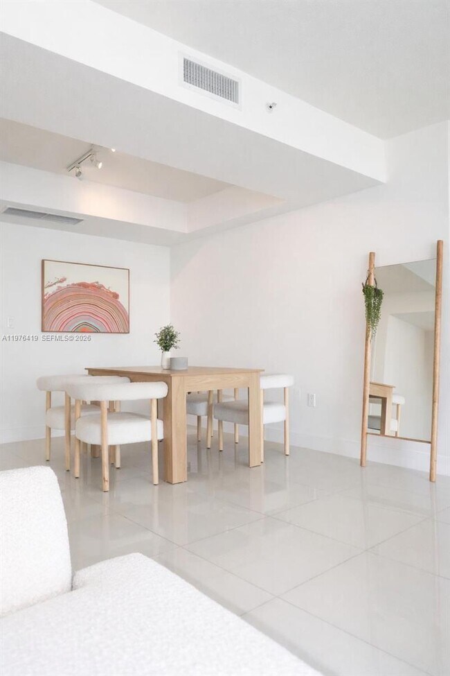 Building Photo - 1861 NW S River Dr