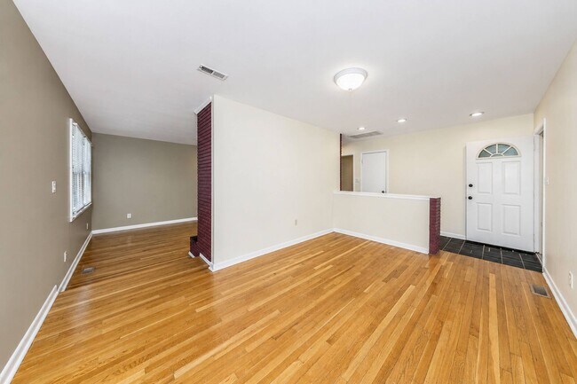 Building Photo - One level home in Beechwood