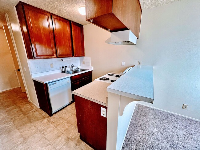 Building Photo - Barrier Reef Studio Condo Close to the Bea...