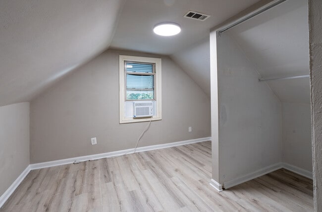 Building Photo - 7805 Ruthven Rd
