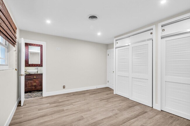 Building Photo - 921 SE 15th Ct