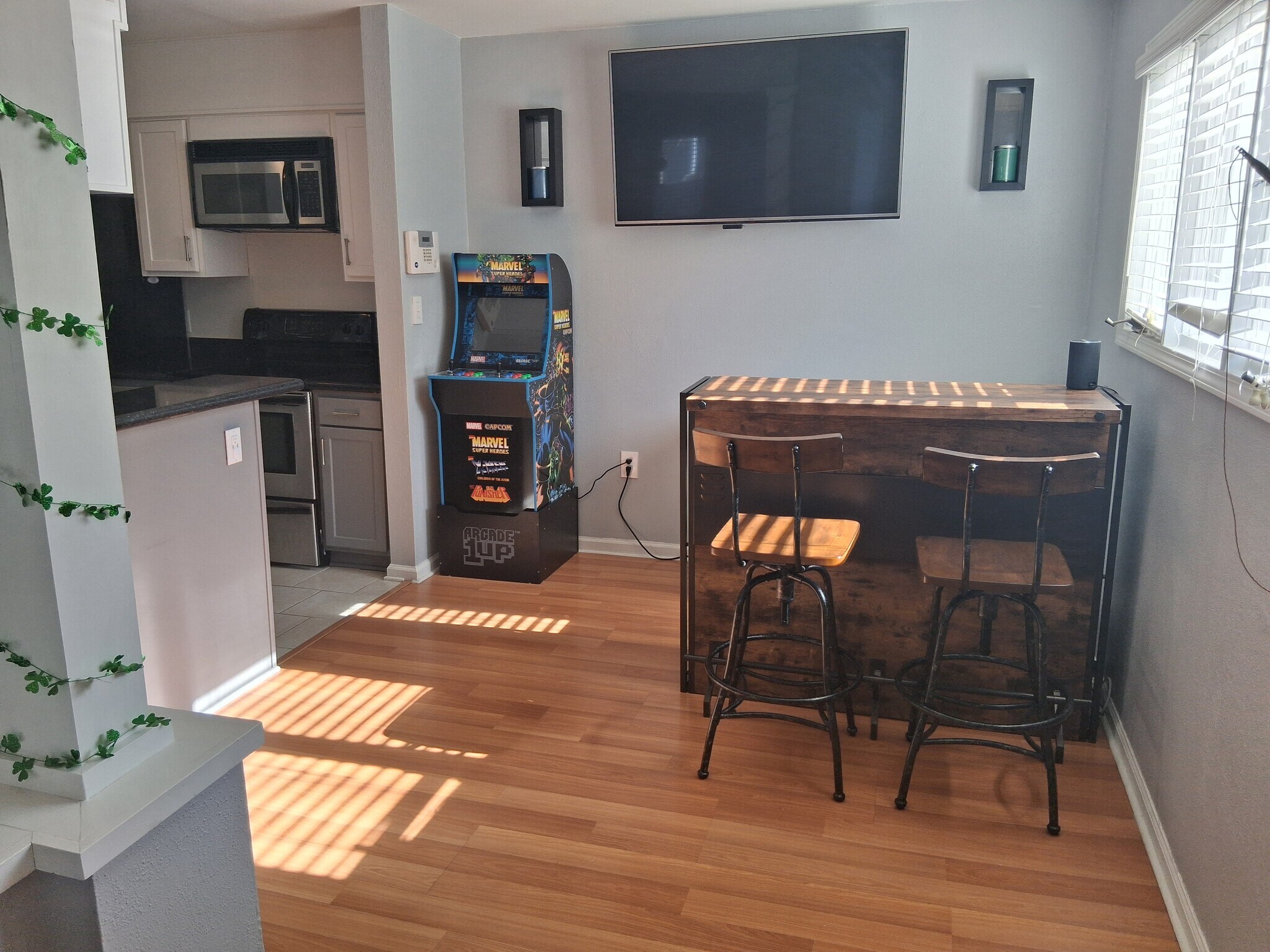 Building Photo - 423 W 8th St