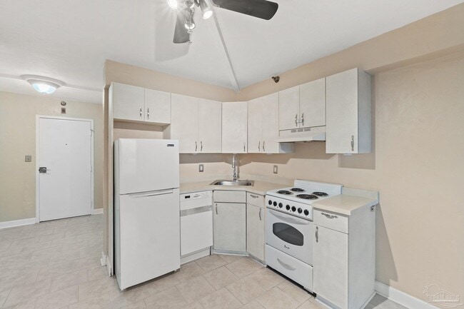 Building Photo - 224 E Garden St