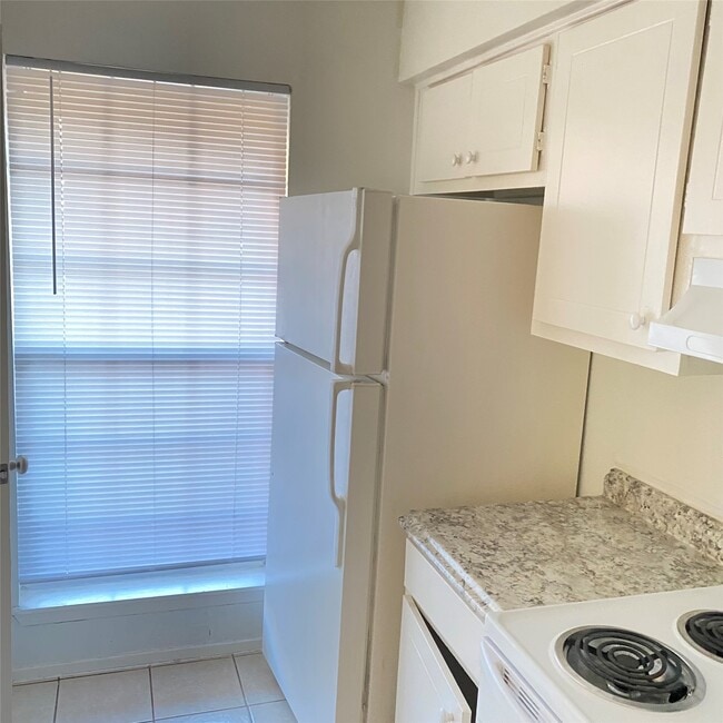 Building Photo - 5704 Edgemoor Dr