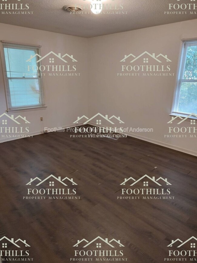 Building Photo - 130 Tanglewood Dr