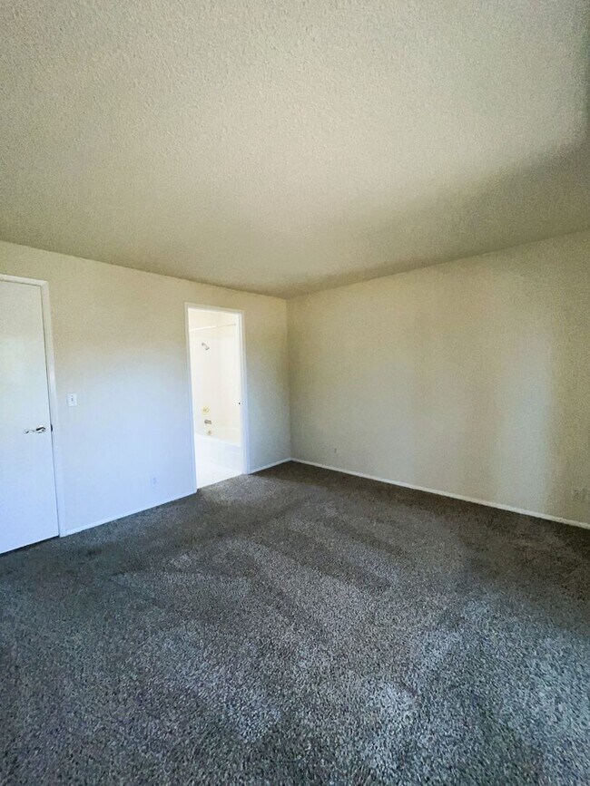 Building Photo - 2 Bedroom 2.5 Bathroom Townhome $500 Move-...