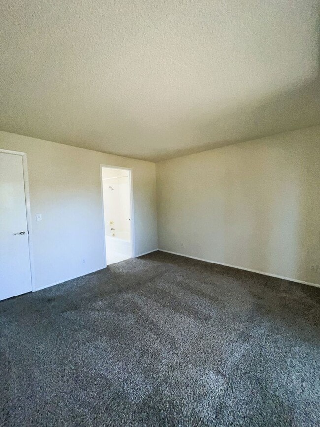 Building Photo - 2 Bedroom 2.5 Bathroom Townhome $500 Off M...