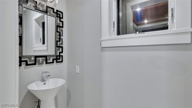 Building Photo - 739 5th Ave N