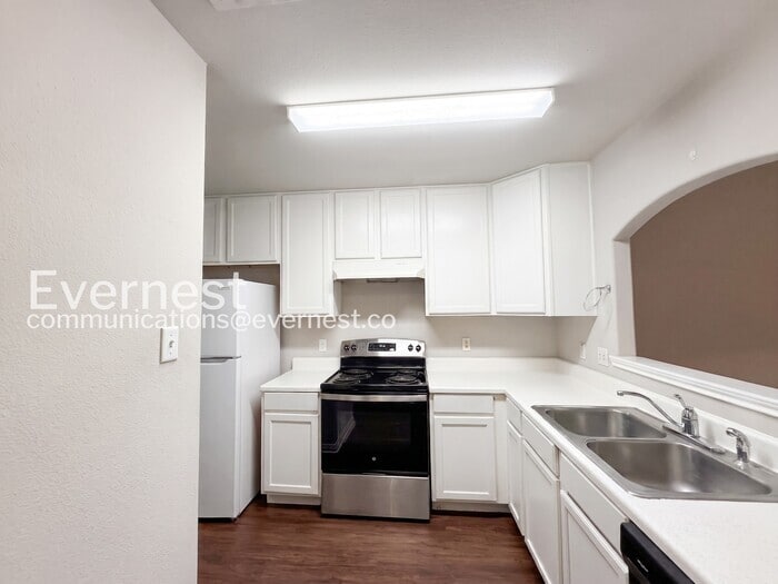 Building Photo - 1011 Iola Dr