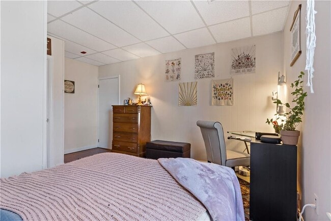 Building Photo - 32 School St