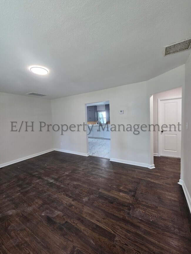 Building Photo - 828 S Pershing St