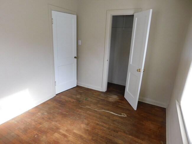 Building Photo - 2 Bed 1 Bath House in El Dorado w/ Hardwoo...