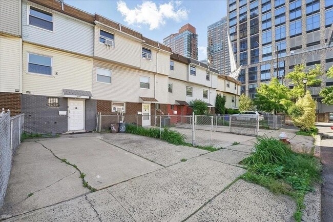 Building Photo - 12 Saddlewood Ct