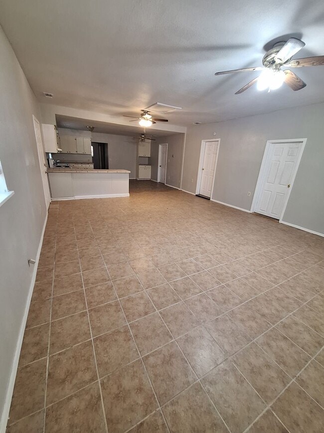 Building Photo - 4 Bedroom, 2 Bath in Clyde!