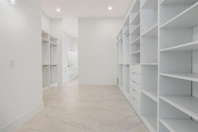 Building Photo - 16110 Pendio Dr