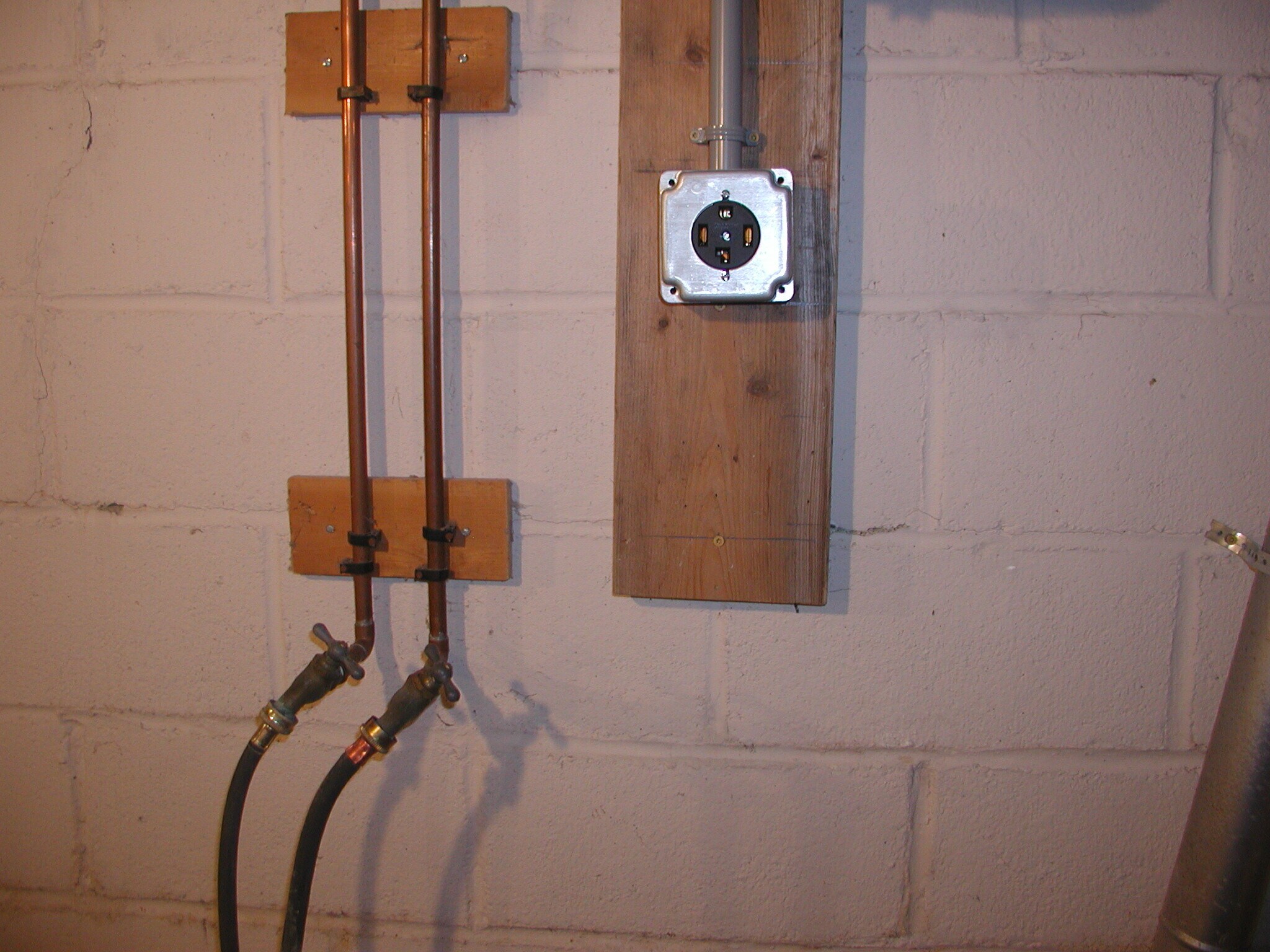 Building Photo - 241 E Ronning Ave