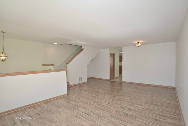 Building Photo - 923 Emerald Dr