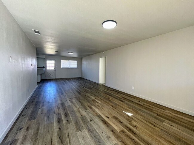 Building Photo - Cozy?Charm Meets Modern Luxury – Your Perfect Lamesa Retreat!