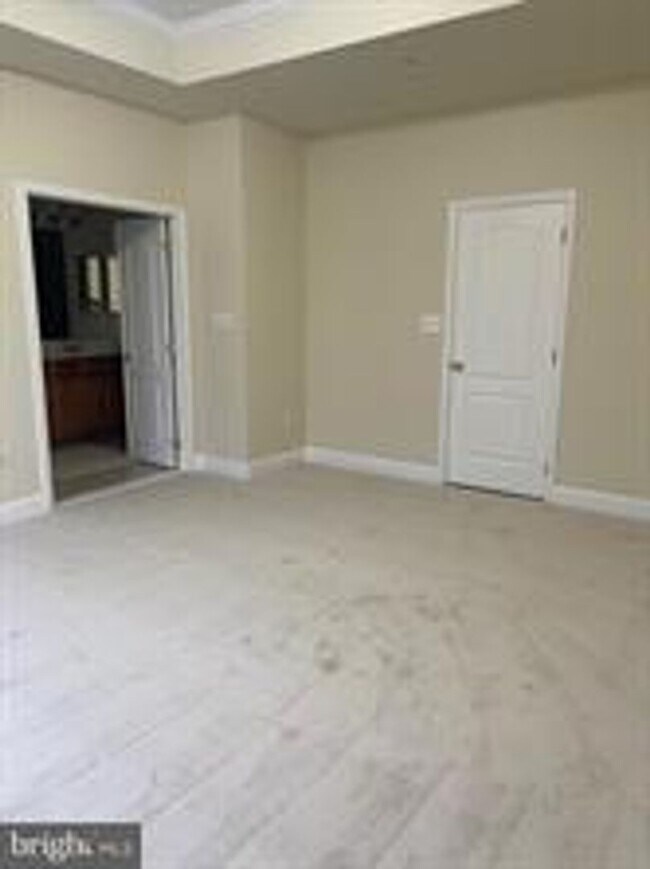 Building Photo - END UNIT TOWNHOUSE WITH 2 CAR GARAGE, 4 BEDROOMS AND 3.5 BATHS..FINISHED REC ROOM