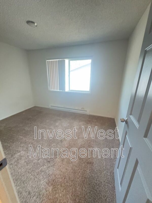 Building Photo - 1950-1933 33rd Ave