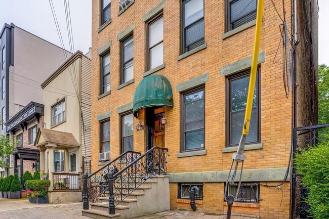 Building Photo - 608 Madison St