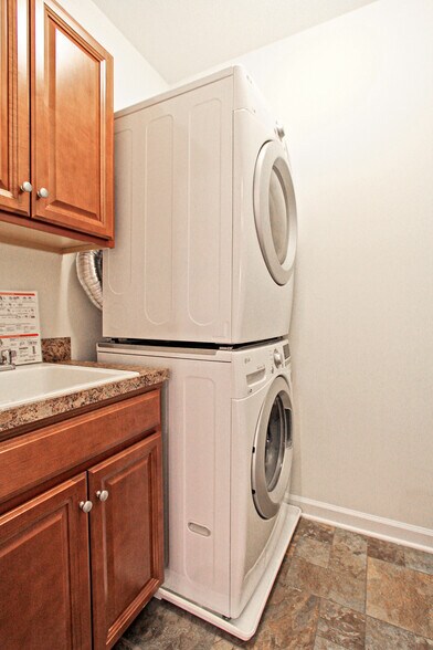 Building Photo - 13652 Endeavour Dr