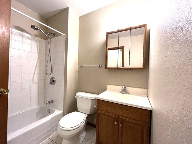 Building Photo - 3 Bedroom/1.5 Bath - Single Family Home with GARAGE!