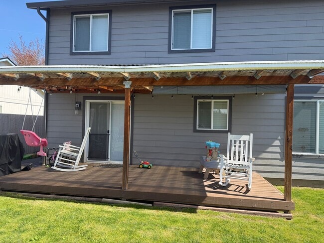 Building Photo - $500 move-in special! Spacious 4-bdrm/2.5-bath Hillsboro home. Fenced yard w/ covered deck, 2-car...