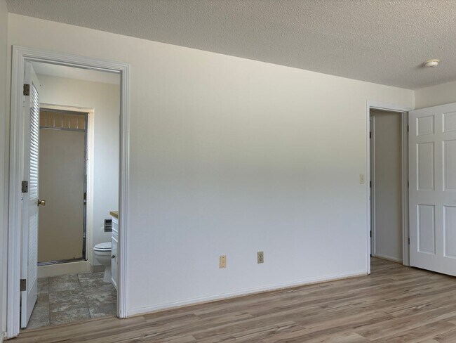 Building Photo - Three Bedroom House on a Cul-de-sac, Close...