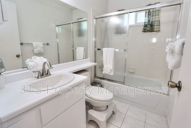 Building Photo - 6069 Kingwood Cir